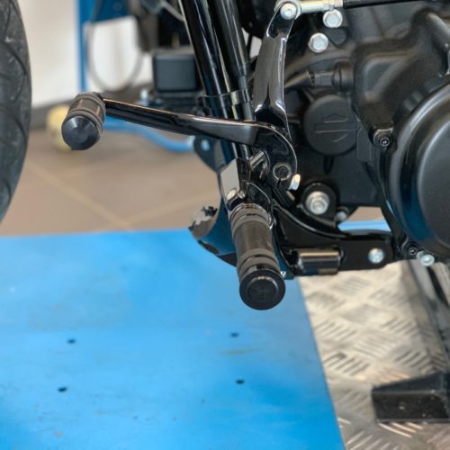 Fußrasten Vorverlegung 60mm für die originale Fußrastenanlage, Softail ab 2018 + Tüv, Breakout, Fat Boy