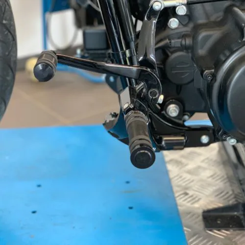Fußrasten Vorverlegung 60mm für die originale Fußrastenanlage, Softail ab 2018 + Tüv, Breakout, Fat Boy