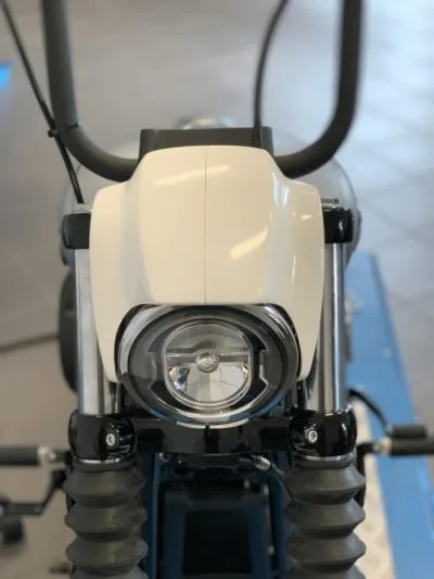 Scheinwerfer-Hutze, Lampenmaske, Schirm ohne sichtbare Befestigung, Softail Street Bob, Standard ab Bj. 2018 – Bild 3