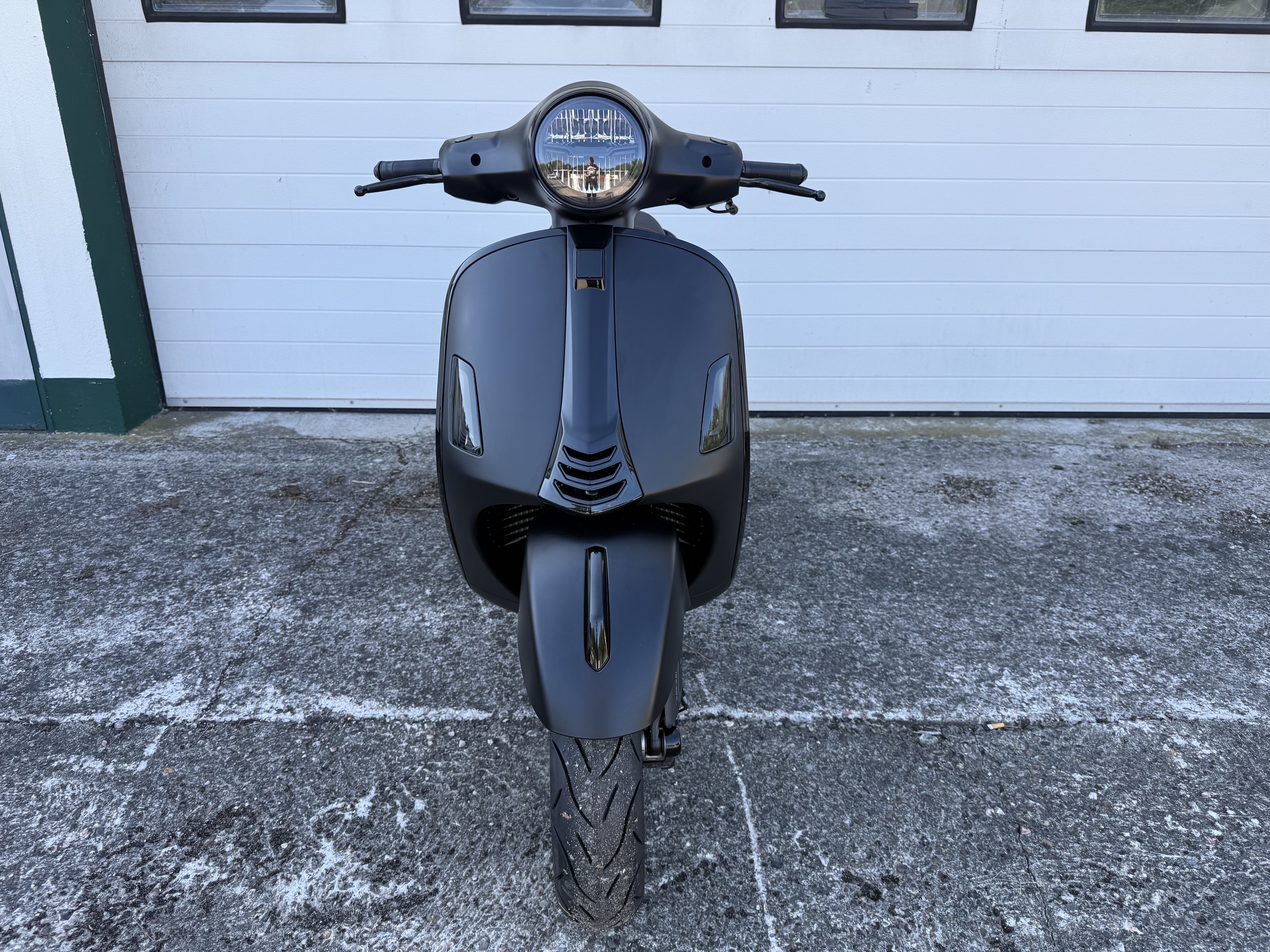 Vespa GTS 300/310 original Scheinwerfer Inlay lackieren in schwarz glänzend