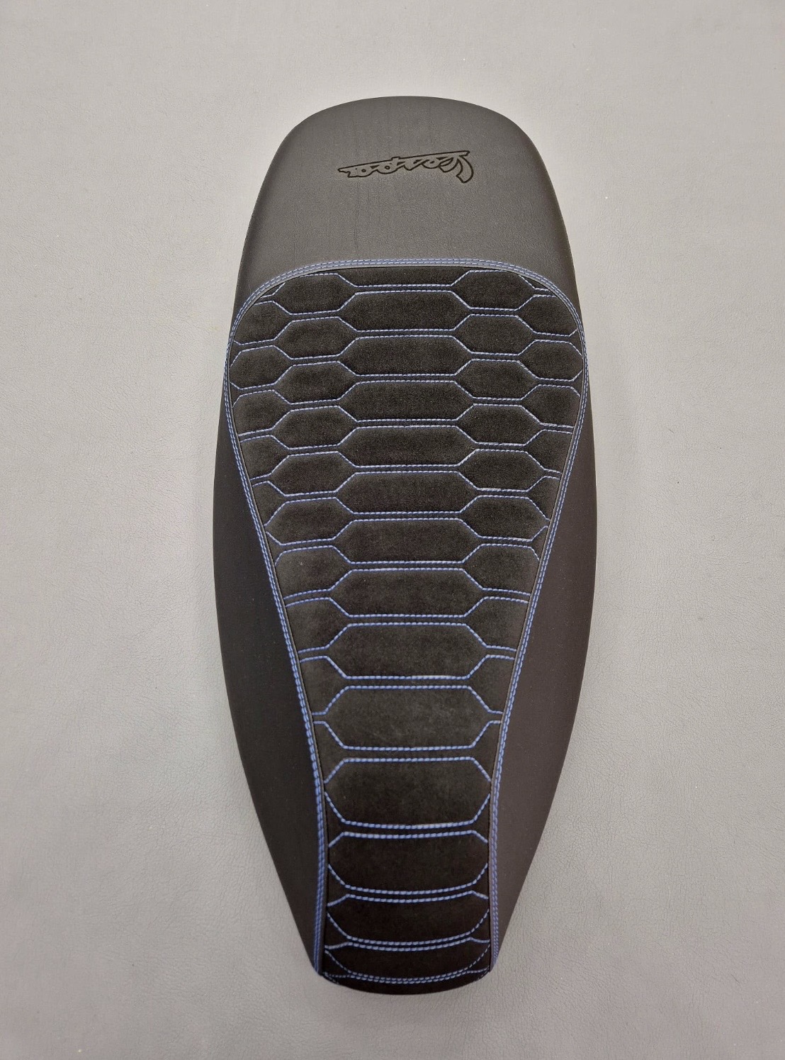 Neue Vespa GTS 310 Sitzbank "Hexagon" – Bild 5