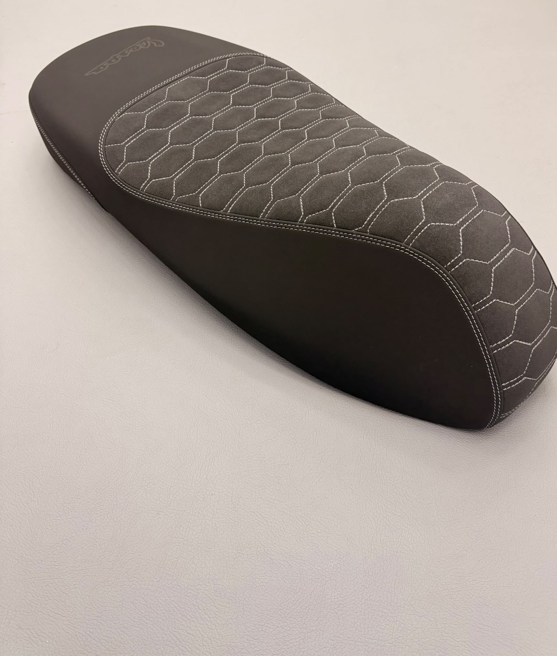 Neue Vespa GTS 310 Sitzbank "Hexagon" – Bild 6
