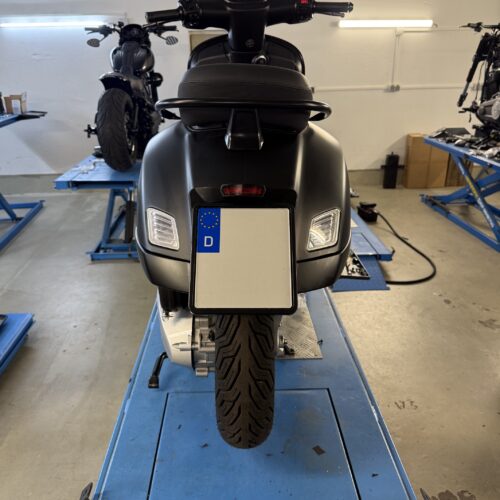 Nummernschildhalter sehr kurz + Kennzeichenplatte "inside" + Led Rücklicht/Bremslicht+Kennzeichenbleuchtung Vespa GTS 310