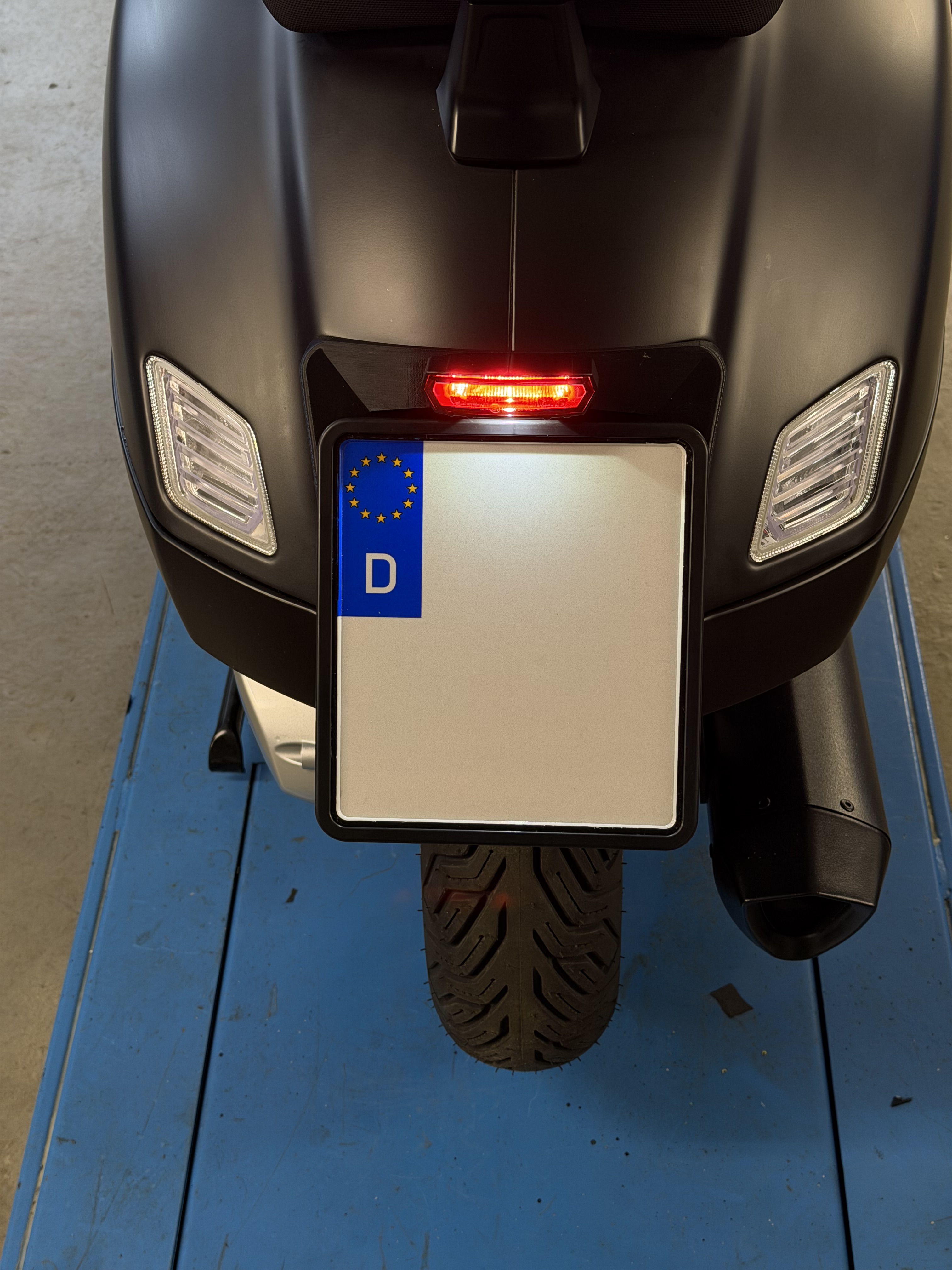 Very short license plate holder + "inside" license plate + LED taillight/brake light + license plate light for Vespa GTS 310 - Image 9