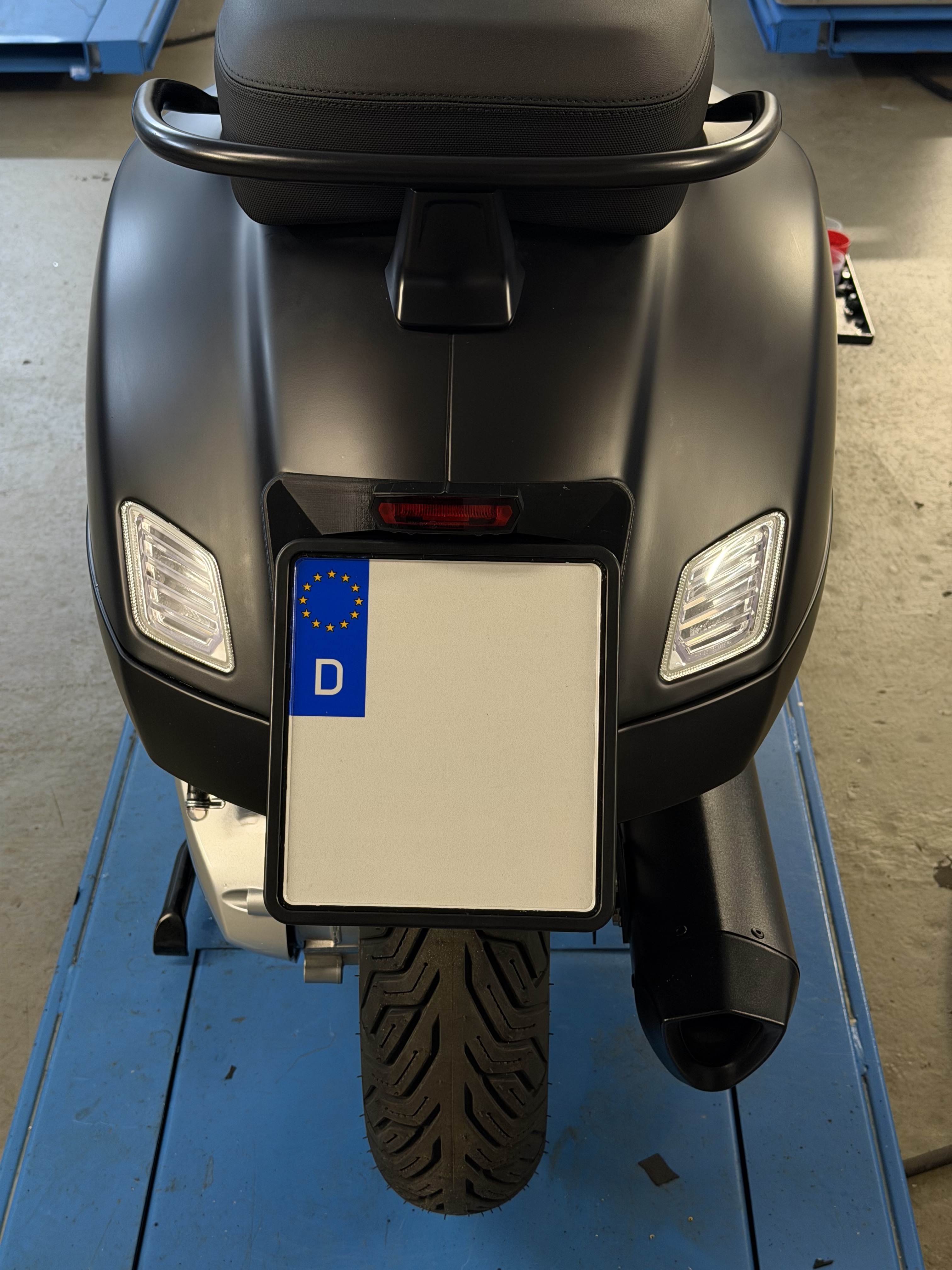 Very short license plate holder + "inside" license plate + LED taillight/brake light + license plate light for Vespa GTS 310 - Image 10
