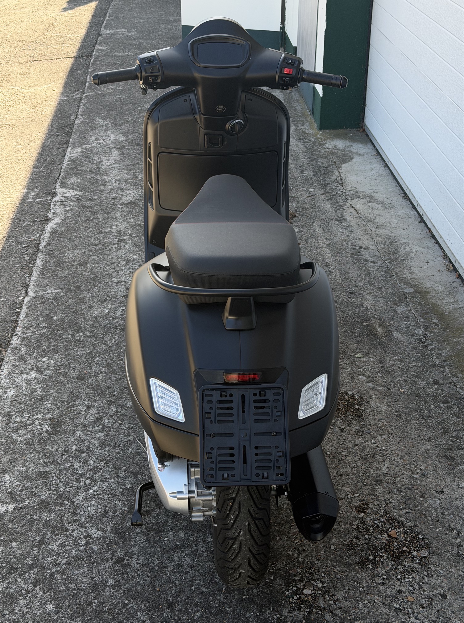 Very short license plate holder + "inside" license plate + LED taillight/brake light + license plate light for Vespa GTS 310